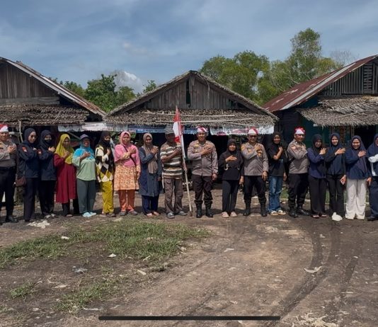 Polsek Dumai Barat Gelar Ekspedisi Merah Putih Presisi, Bagikan Sembako dan Kibarkan Bendera Merah Putih Sambut HUT RI ke-81