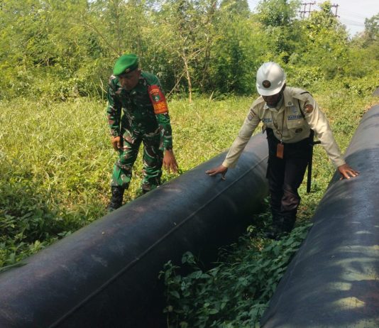 Babinsa Koramil 02/Bukit Kapur dan Tim SKK Migas Intensifkan Patroli Pengamanan Jalur Pipa PHR