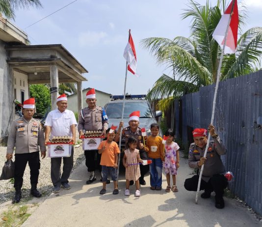 Ekspedisi Merah Putih Presisi Polsek Dumai Timur Salurkan Bansos dan Bagikan Bendera kepada Warga