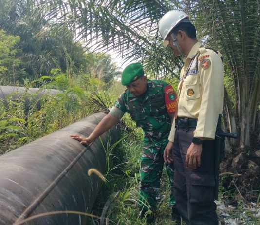 Jaga Objek Vital, Babinsa Koramil 01/Dumai dan Security PHR Patroli Jalur Pipa Minyak