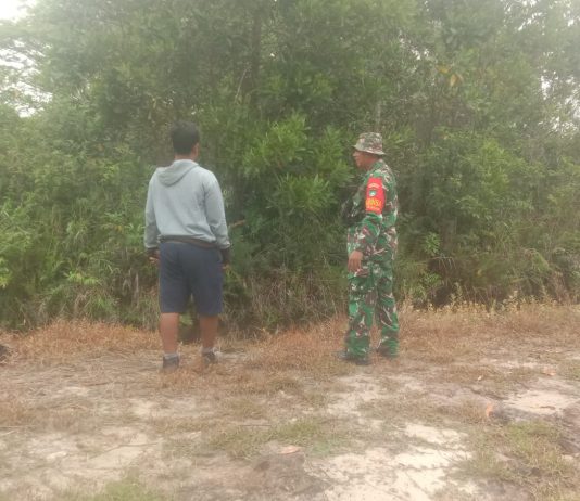 Cegah Karhutla, Babinsa Koramil 02/BK Sosialisasikan Larangan Bakar Lahan di Teluk Makmur