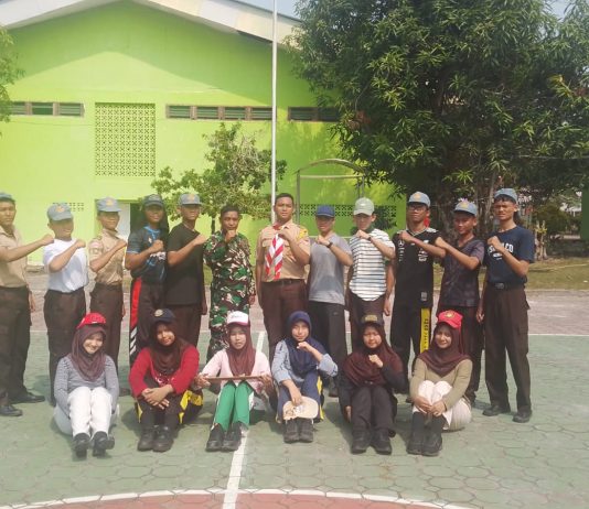 Babinsa Koramil 01/Dumai Latih Paskibraka SMA YKPP, Tekankan Disiplin dan Kekompakan