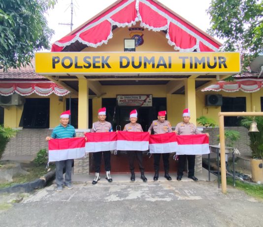 Polsek Dumai Timur Bagikan dan Pasang Bendera Merah Putih Sambut HUT ke-81 RI