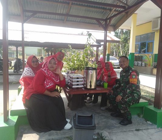 Babinsa Dampingi Penyaluran MBG 1.827 Porsi di Bukit Kapur