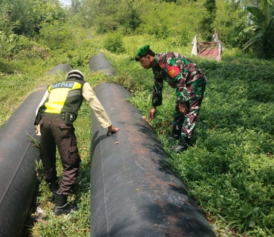 Patroli Jalur Pipa Pertamina di Dumai, Babinsa Ingatkan Warga Tak Bangun, Mengebor hingga Bakar Sampah