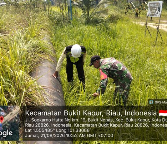 Patroli Jalur Pipa PHR di Bukit Kapur, Babinsa Ingatkan Warga Tak Bangun dan Bakar Sampah di Zona Pipa