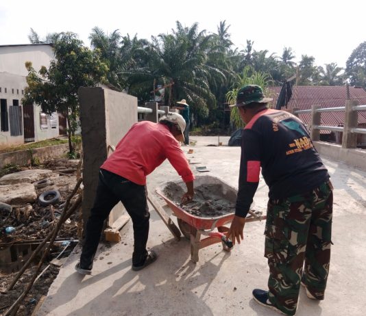 Babinsa Dampingi Pembangunan Jembatan Beton di Kelurahan Purnama, Akses 180 Warga Segera Makin Lancar