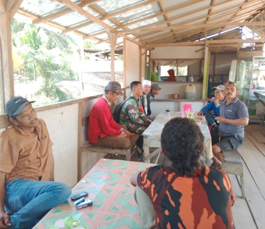 Babinsa Sungai Geniot Perkuat Komsos Bersama Tokoh Masyarakat dan Pemuda