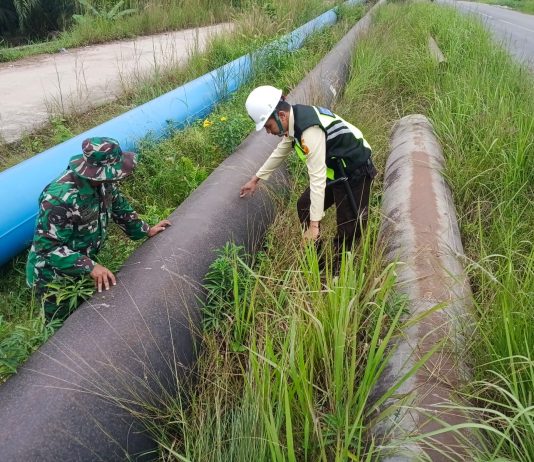 Jaga Keamanan Jalur Pipa Pertamina, Babinsa Koramil 01/Dumai Bersama Security Gelar Patroli