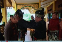 Kapolres Dumai Silaturahmi ke LAMR Kota Dumai, Disambut Pemasangan Tanjak dan Tepuk Tepung Tawar