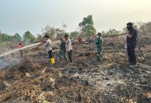 Polres Dumai Bersama TNI, BPBD dan Masyarakat Peduli Api Tangani Karhutla di Sungai Sembilan