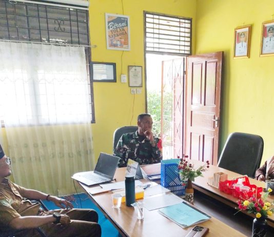 Komsos Babinsa Koramil 03/Sungai Sembilan dengan Kepala Sekolah SMP 22 Perkuat Silaturahmi di Batu Teritip