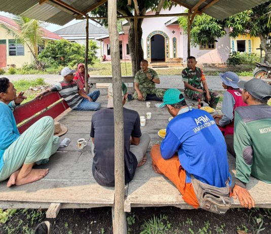 Tim Mabes TNI Berikan Penyuluhan Pencegahan Karhutla kepada Petani di Mundam
