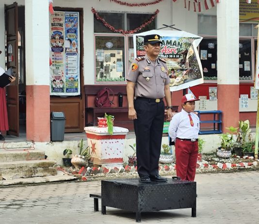 Kapolsek Dumai Timur Hadiri Upacara Bendera di SD Negeri 10, Sampaikan Pesan Cegah Kenakalan Remaja dan Bullying