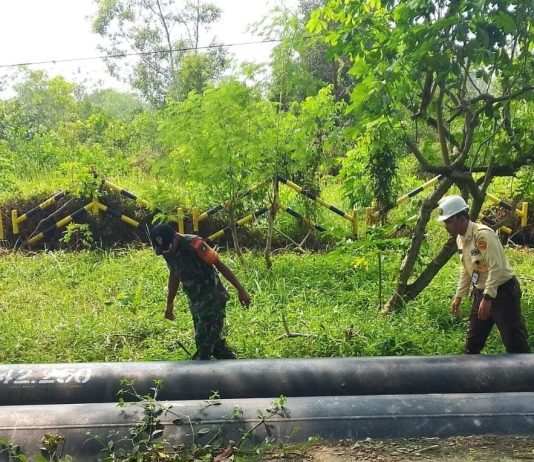 Babinsa Koramil 01/Dumai Bersama Security PHR Patroli Jalur Pipa Minyak, Perkuat Keamanan Aset Vital