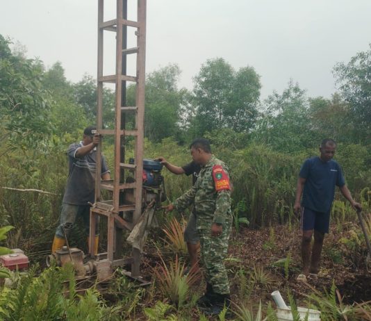 Babinsa Koramil 01/Dumai Bangun Sumur Bor di Kawasan Rawan Karhutla Tanjung Palas