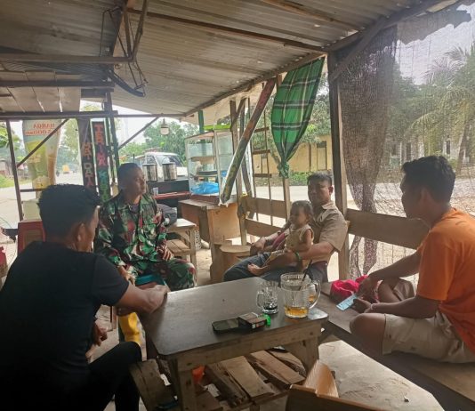 Babinsa Koramil 03/Sungai Sembilan Perkuat Komsos dengan Warga Lubuk Gaung