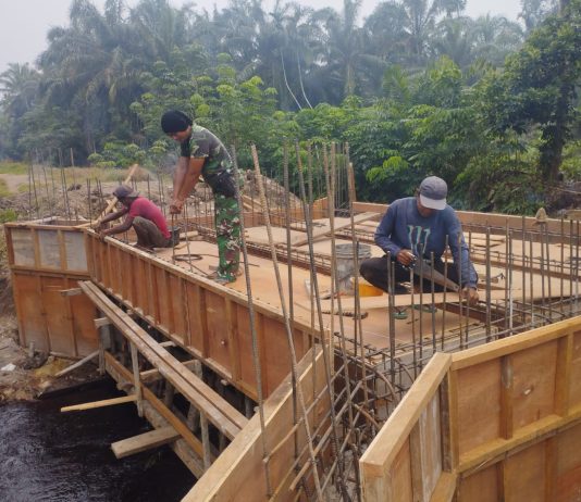 Pembangunan Jembatan Beton Tahap VII di Lubuk Gaung Terus Berlanjut, Babinsa Dampingi Pengerjaan