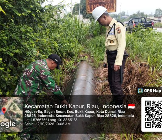 Babinsa Koramil 02/Bukit Kapur Bersama Security PHR Patroli Jalur Pipa Minyak, Imbau Warga Jaga Keamanan