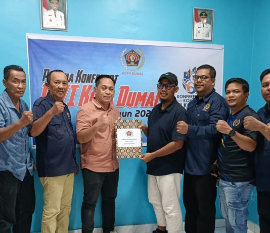 Bambang Prayetno Ambil Formulir Bakal Calon Ketua PWI Dumai pada Hari Pertama Pendaftaran